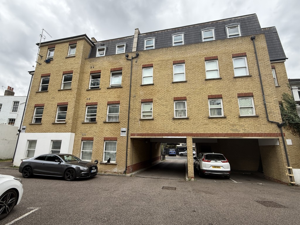 Lot: 25 - OUTSTANDING INVESTMENT - SUBSTANTIAL FREEHOLD MODERN PURPOSE-BUILT DEVELOPMENT OF 23 FLATS IN TWO BLOCKS - Rear View of Block A